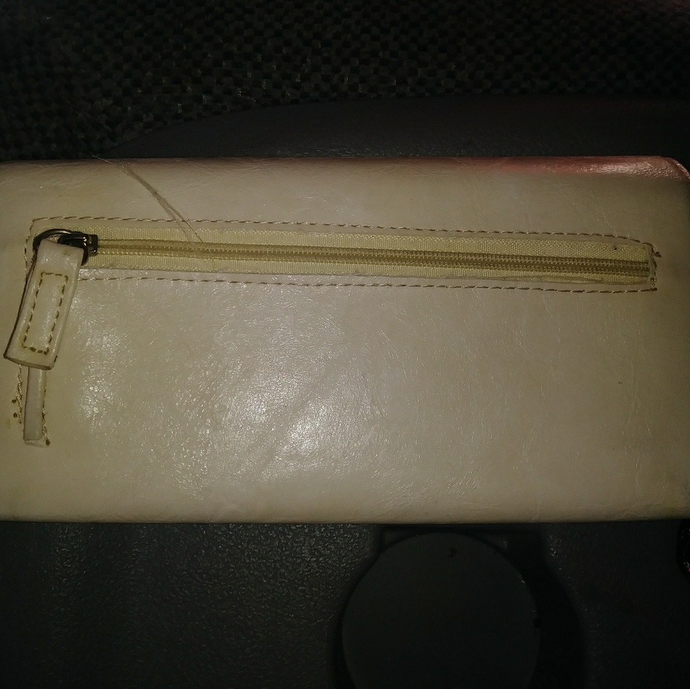 White wallet - Picture 2 of 3